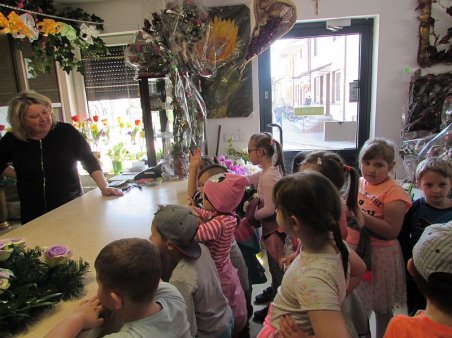 Przedszkolaki w kwiaciarni