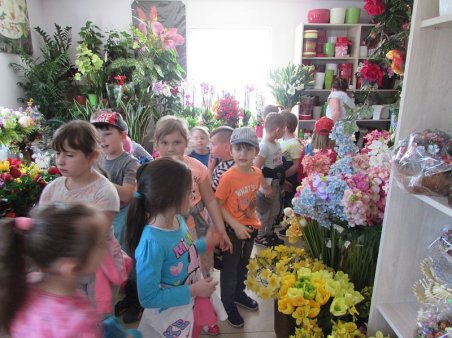 Przedszkolaki w kwiaciarni
