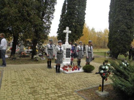 Warty harcerzy przy Grobach Żołnierskich