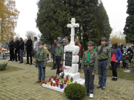 Warty harcerzy przy Grobach Żołnierskich