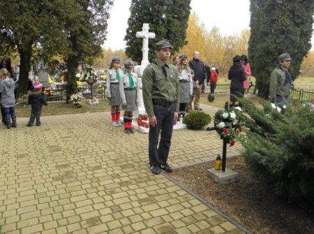 Warty harcerzy przy Grobach Żołnierskich