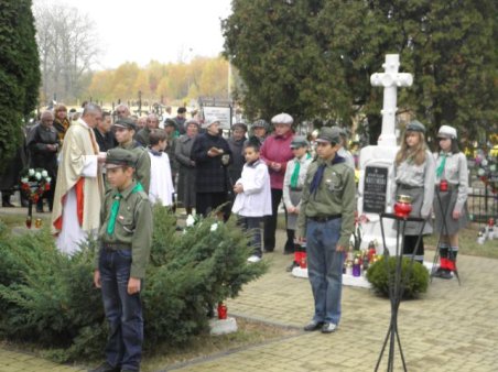 Warty harcerzy przy Grobach Żołnierskich