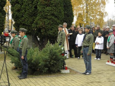 Warty harcerzy przy Grobach Żołnierskich