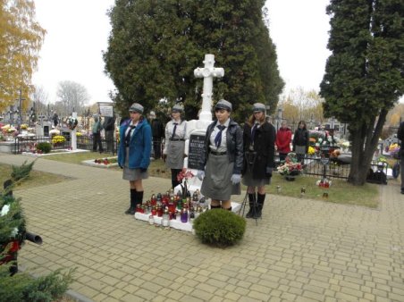 Warty harcerzy przy Grobach Żołnierskich