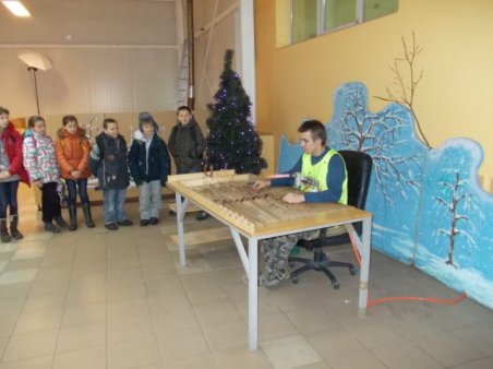 Klasa III w fabryce bombek