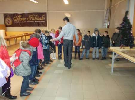 Klasa III w fabryce bombek