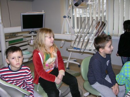 Sześciolatki w gabinecie stomatologicznym