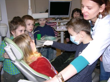 Sześciolatki w gabinecie stomatologicznym