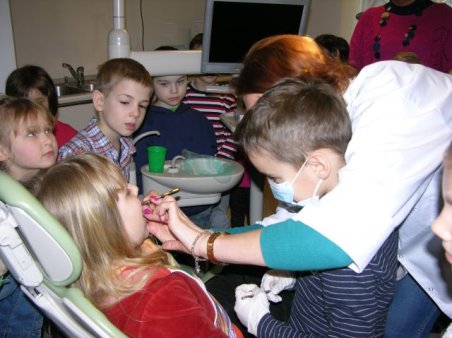 Sześciolatki w gabinecie stomatologicznym