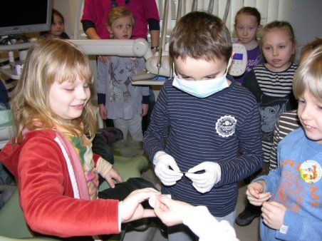 Sześciolatki w gabinecie stomatologicznym