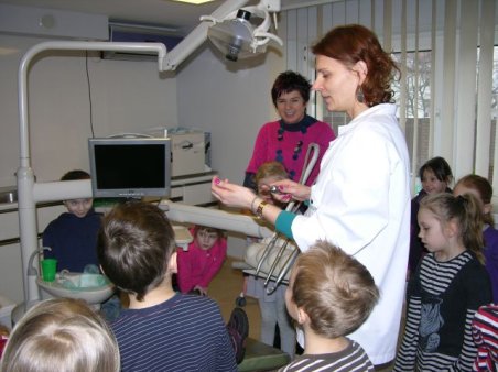 Sześciolatki w gabinecie stomatologicznym