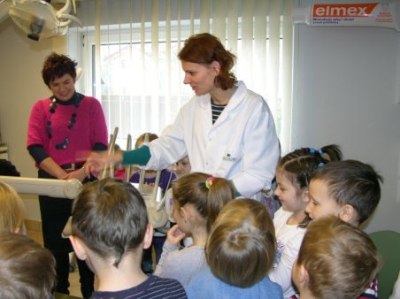 Sześciolatki w gabinecie stomatologicznym