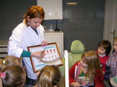 Sześciolatki w gabinecie stomatologicznym