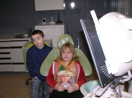 Sześciolatki w gabinecie stomatologicznym