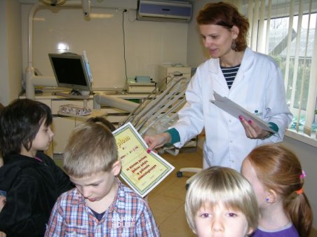 Sześciolatki w gabinecie stomatologicznym