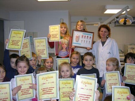 Sześciolatki w gabinecie stomatologicznym