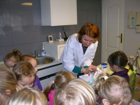 Sześciolatki w gabinecie stomatologicznym
