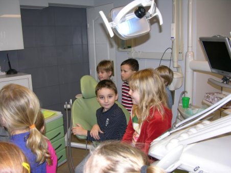 Sześciolatki w gabinecie stomatologicznym