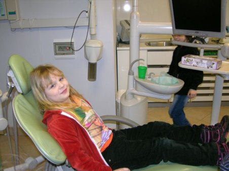 Sześciolatki w gabinecie stomatologicznym