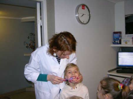 Sześciolatki w gabinecie stomatologicznym