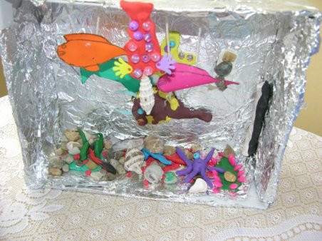 "Akwarium" - wystawa prac plastycznych uczniów kl. IVa i IVb