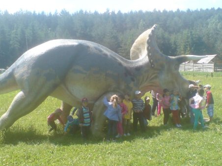 Przedszkolaki w Parku Jurajskim