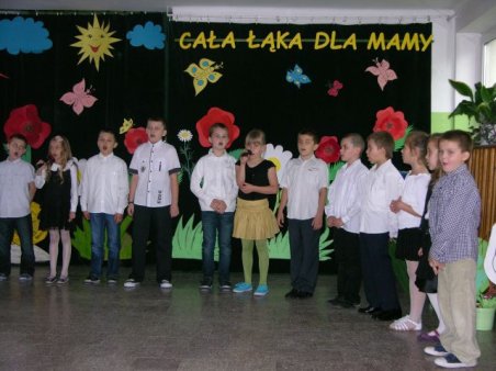 Pierwszoklasiści swoim Mamom