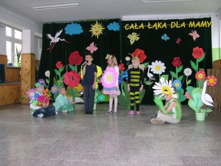 Pierwszoklasiści swoim Mamom