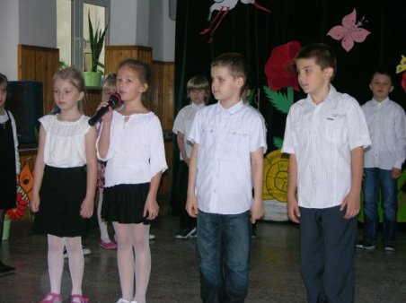 Pierwszoklasiści swoim Mamom