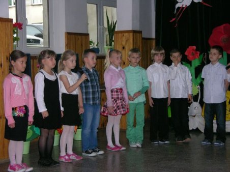 Pierwszoklasiści swoim Mamom