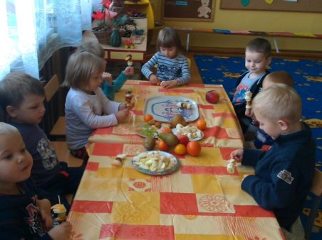 Szaszłyki owocowe w grupie Biedronek