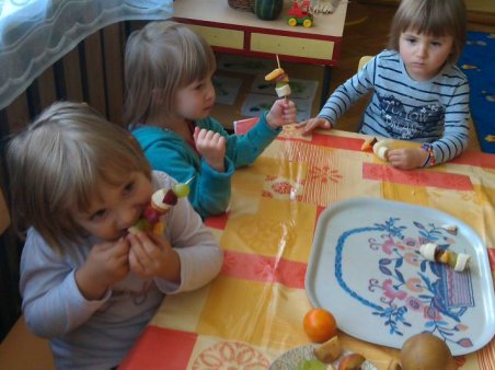 Szaszłyki owocowe w grupie Biedronek